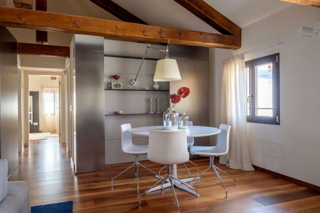 Small dining table and exposed beams - Ca' Garzoni Moro - Clemente Apartment Small dining table and exposed beams - Ca' Garzoni Moro - Clemente Apartment
