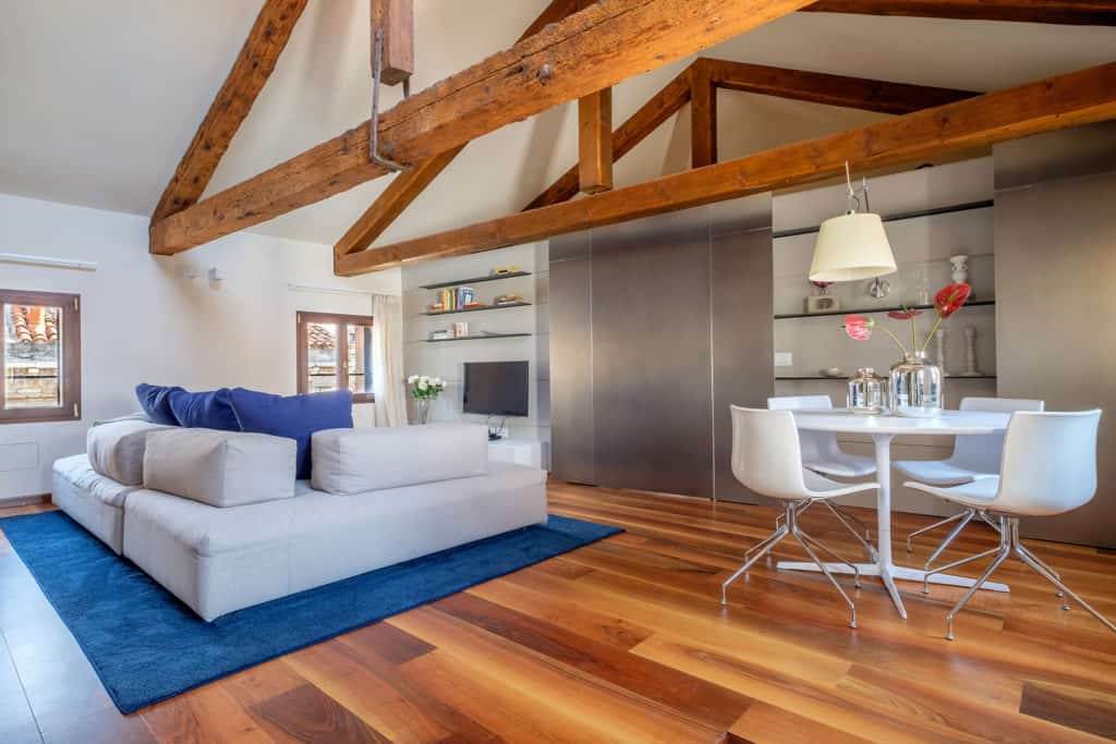 Large sofa and small dining table - Ca' Garzoni Moro - Clemente Apartment Large sofa and small dining table - Ca' Garzoni Moro - Clemente Apartment