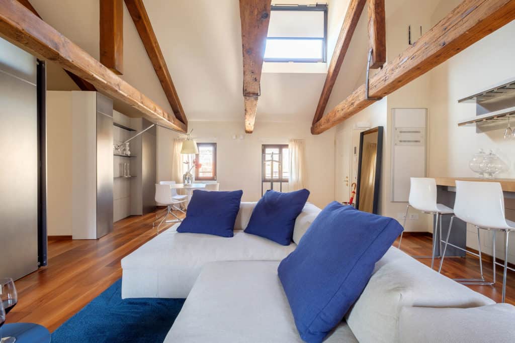 Large living room with exposed beams and skylight - Ca' Garzoni Moro - Clemente Apartment Large living room with exposed beams and skylight - Ca' Garzoni Moro - Clemente Apartment