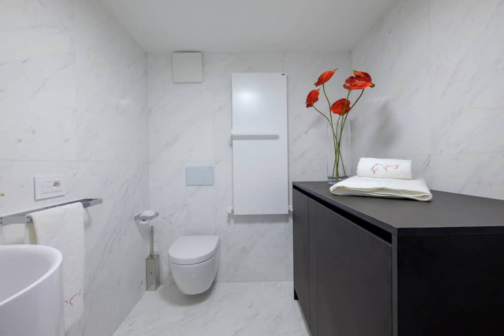 Small bathroom with modern furnishing - Ca' Garzoni Moro - Lido Apartment Small bathroom with modern furnishing - Ca' Garzoni Moro - Lido Apartment