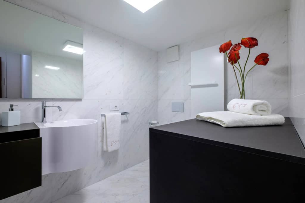 Small bathroom with modern furnishing - Ca' Garzoni Moro - Lido Apartment Small bathroom with modern furnishing - Ca' Garzoni Moro - Lido Apartment