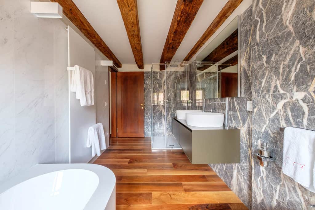 Exit door of the large marbled bathroom with bathtub - Ca' Garzoni Moro - Lido Apartment Exit door of the large marbled bathroom with bathtub - Ca' Garzoni Moro - Lido Apartment