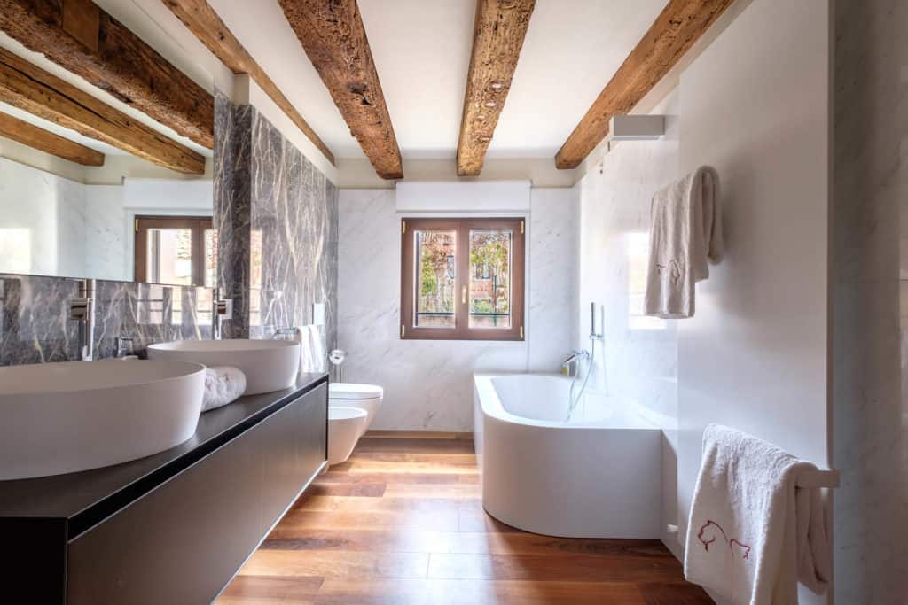 Luminous bathroom with bathtub and exposed beams - Ca' Garzoni Moro - Lido Apartment Luminous bathroom with bathtub and exposed beams - Ca' Garzoni Moro - Lido Apartment
