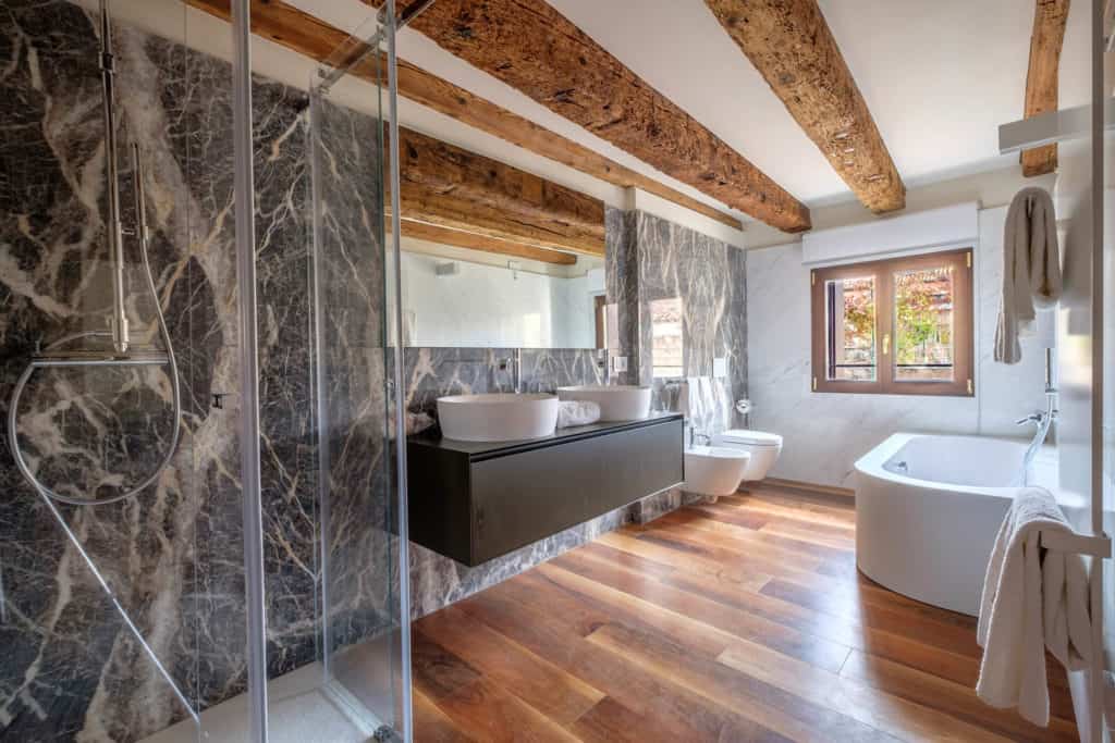 Entrance of the marbled bathroom with bathtub - Ca' Garzoni Moro - Lido Apartment Entrance of the marbled bathroom with bathtub - Ca' Garzoni Moro - Lido Apartment