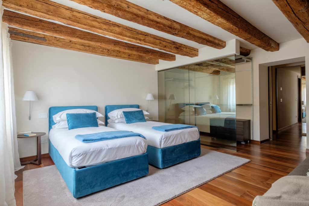 Right side of the double bedroom with transparent wardrobe - Ca' Garzoni Moro - Lido Apartment Right side of the double bedroom with transparent wardrobe - Ca' Garzoni Moro - Lido Apartment