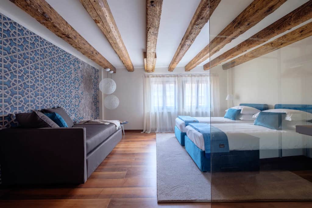 Left side of the double bedroom with large sofa - Ca' Garzoni Moro - Lido Apartment Left side of the double bedroom with large sofa - Ca' Garzoni Moro - Lido Apartment