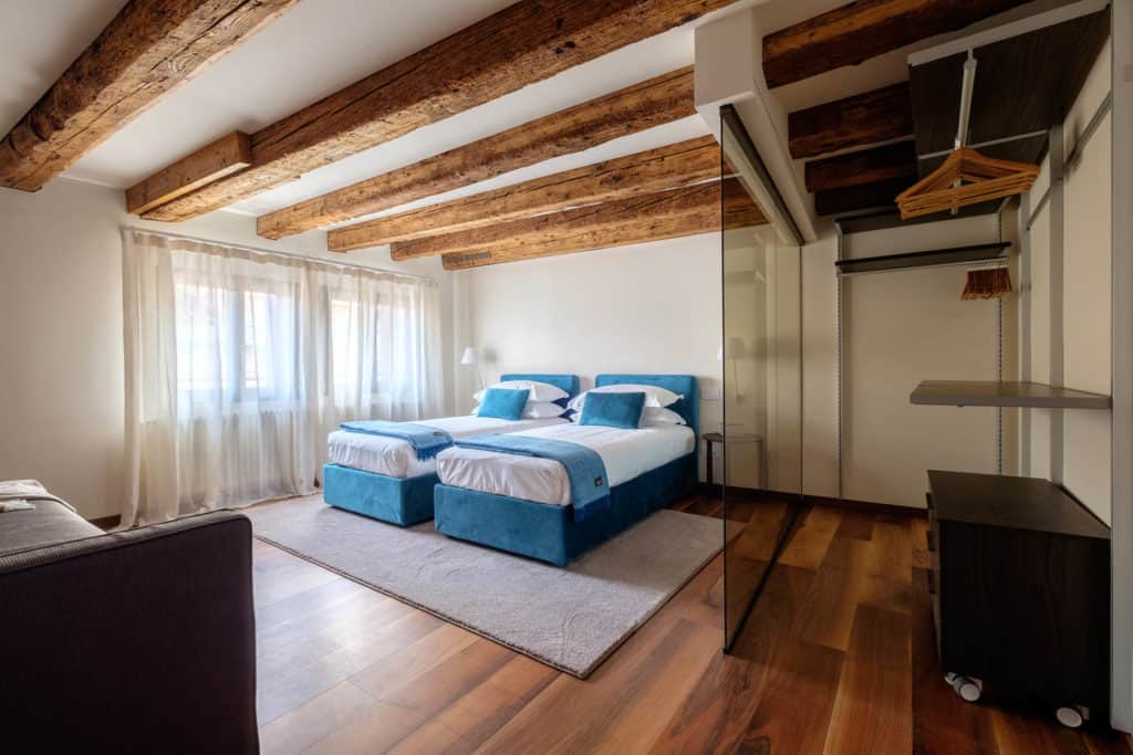 Spacious double bedroom with transparent wardrobe - Ca' Garzoni Moro - Lido Apartment Spacious double bedroom with transparent wardrobe - Ca' Garzoni Moro - Lido Apartment
