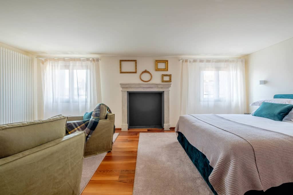 Large double bedroom with lounge chairs - Ca' Garzoni Moro - Lido Apartment Large double bedroom with lounge chairs - Ca' Garzoni Moro - Lido Apartment