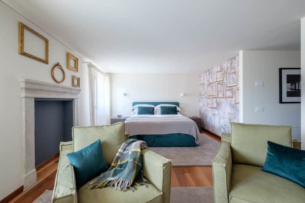 Lounge chairs in big double bedroom - Ca' Garzoni Moro - Lido Apartment Lounge chairs in big double bedroom - Ca' Garzoni Moro - Lido Apartment