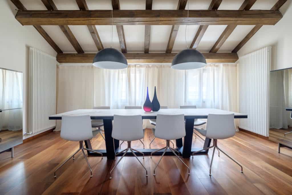 Luminous dining area with modern marbled table - Ca' Garzoni Moro - Lido Apartment Luminous dining area with modern marbled table - Ca' Garzoni Moro - Lido Apartment