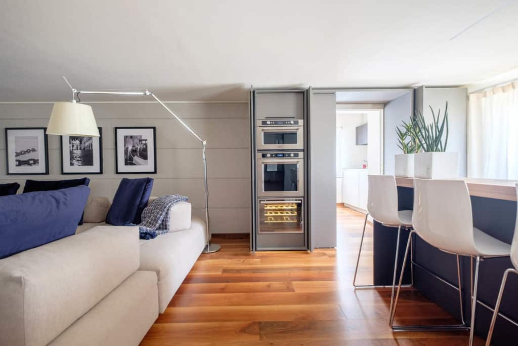 Detail of the modern oven and bar - Ca' Garzoni Moro - Lido Apartment Detail of the modern oven and bar - Ca' Garzoni Moro - Lido Apartment