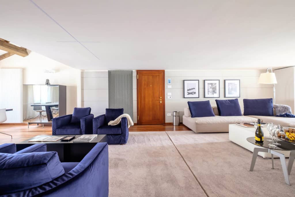 Open air living room with lounge chairs and large sofa - Ca' Garzoni Moro - Lido Apartment Open air living room with lounge chairs and large sofa - Ca' Garzoni Moro - Lido Apartment