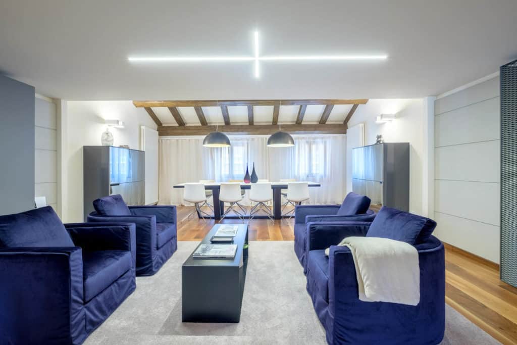 Large living area with lounge chairs and dining table - Ca' Garzoni Moro - Lido Apartment Large living area with lounge chairs and dining table - Ca' Garzoni Moro - Lido Apartment