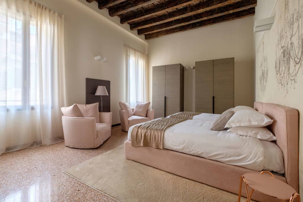 Left side of the big double bedroom with lounge chairs - Ca' Garzoni Moro - Salina Apartment Left side of the big double bedroom with lounge chairs - Ca' Garzoni Moro - Salina Apartment