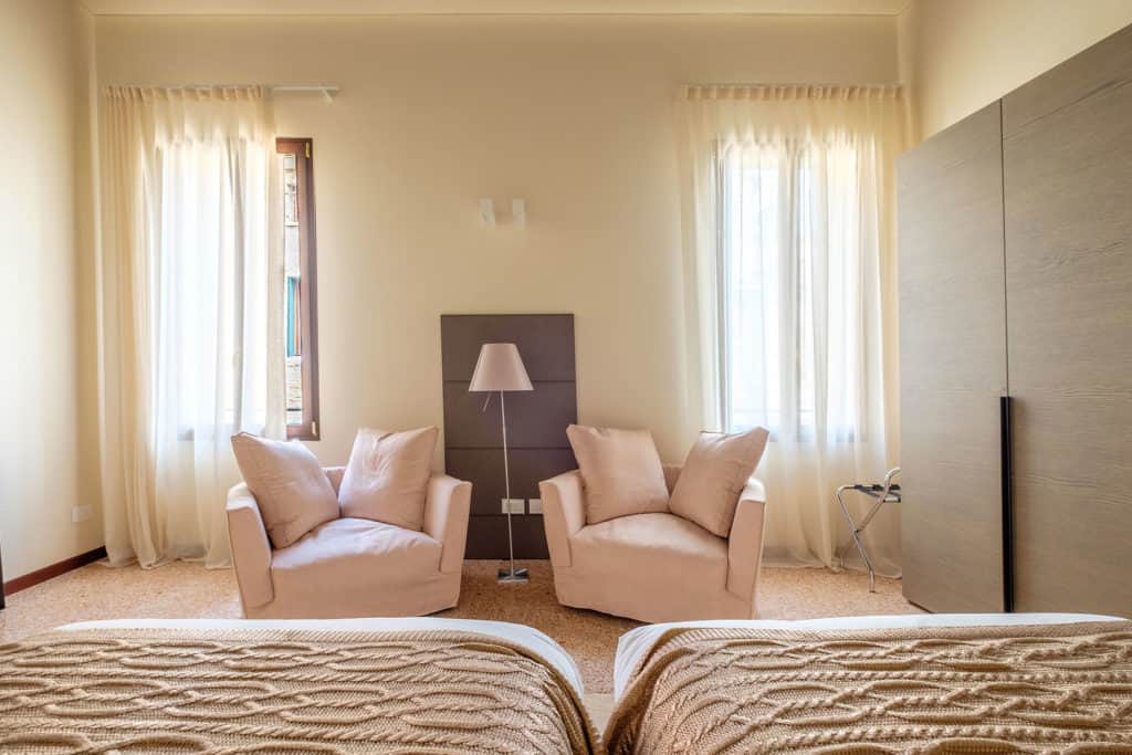 Lounge area in the luminous double bedroom - Ca' Garzoni Moro - Salina Apartment Lounge area in the luminous double bedroom - Ca' Garzoni Moro - Salina Apartment