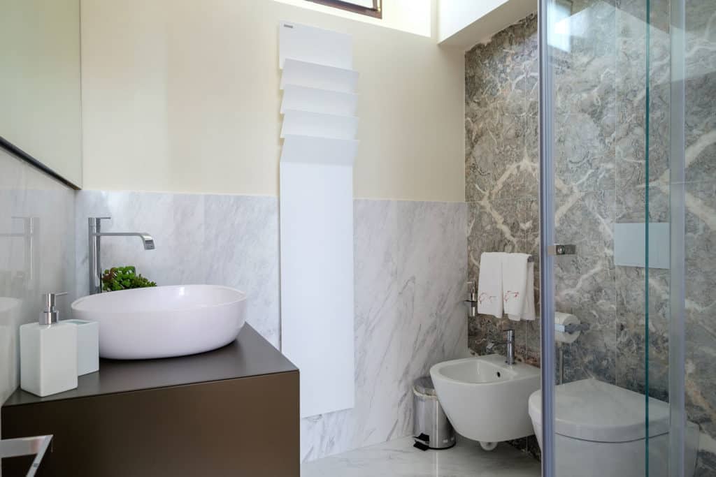 Small bathroom with modern furnishing - Ca' Garzoni Moro - Salina Apartment Small bathroom with modern furnishing - Ca' Garzoni Moro - Salina Apartment