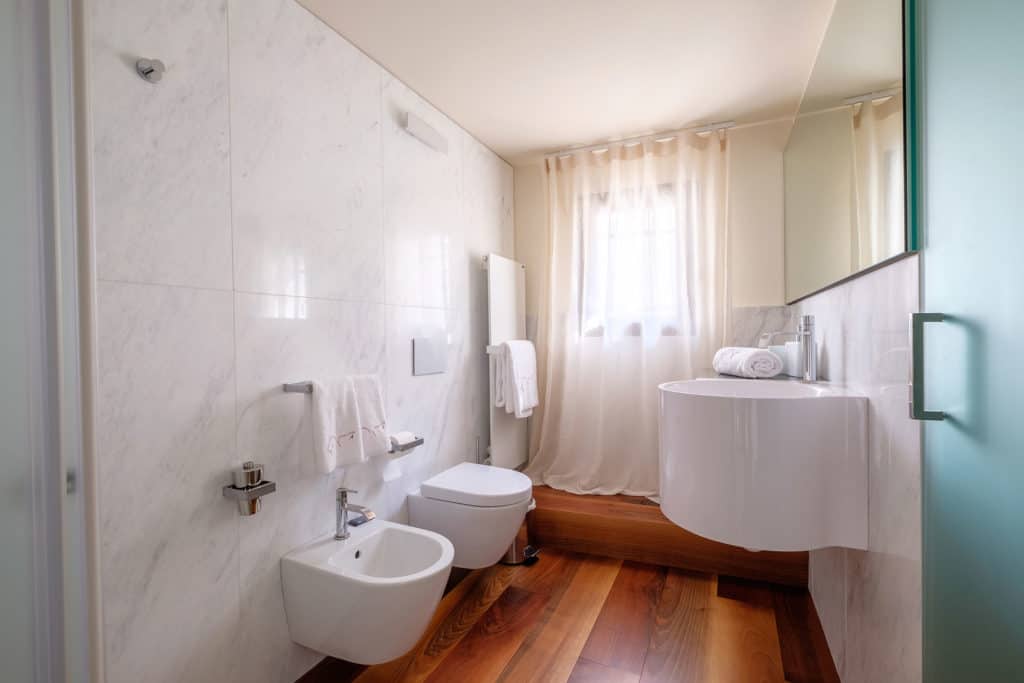 Small bathroom with shower - Ca' Garzoni Moro - Salina Apartment Small bathroom with shower - Ca' Garzoni Moro - Salina Apartment