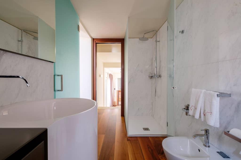 Exit door of small bathroom with shower - Ca' Garzoni Moro - Salina Apartment Exit door of small bathroom with shower - Ca' Garzoni Moro - Salina Apartment