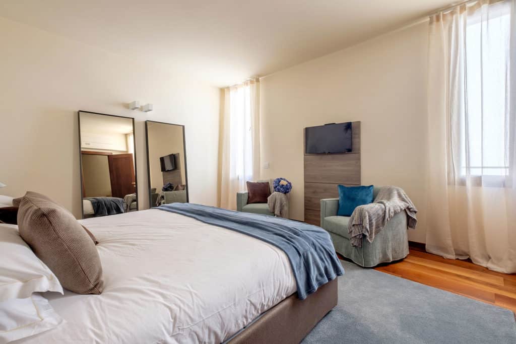 Luminous blue double bedroom with lounge chair - Ca' Garzoni Moro - Salina Apartment Luminous blue double bedroom with lounge chair - Ca' Garzoni Moro - Salina Apartment