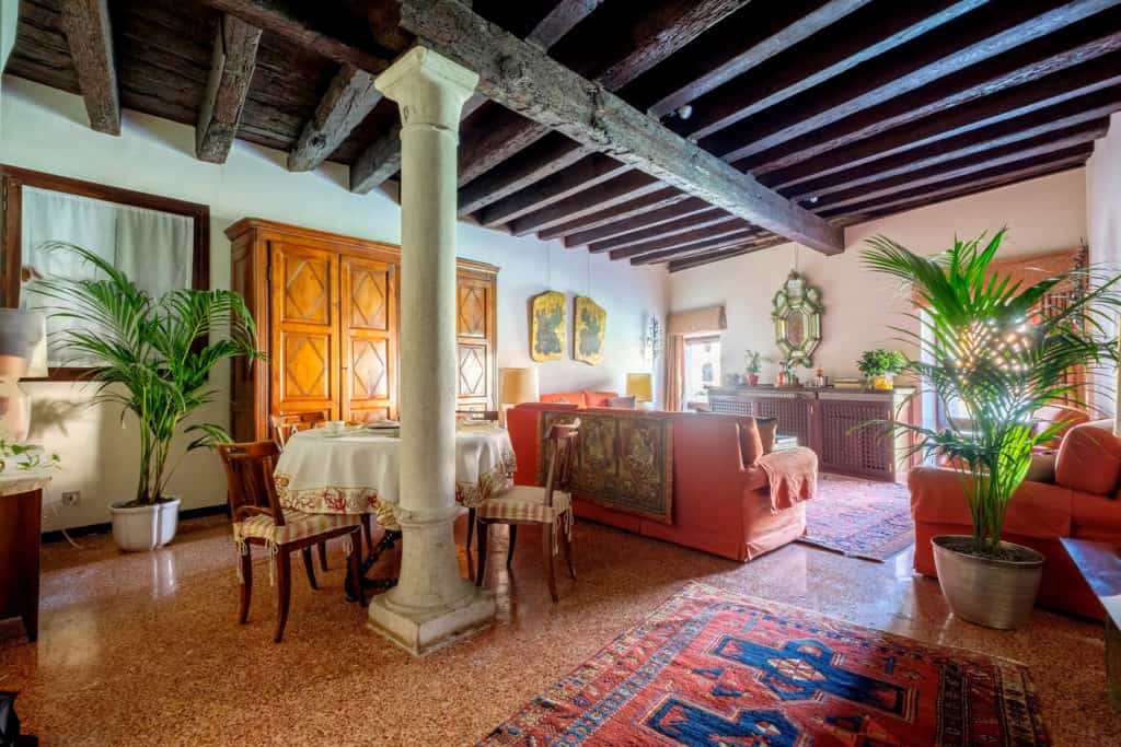 Large and luminous living room with vintage furnishing, colums and exposed beams - Ca' Mocenigo Apartment Large and luminous living room with vintage furnishing, colums and exposed beams - Ca' Mocenigo Apartment