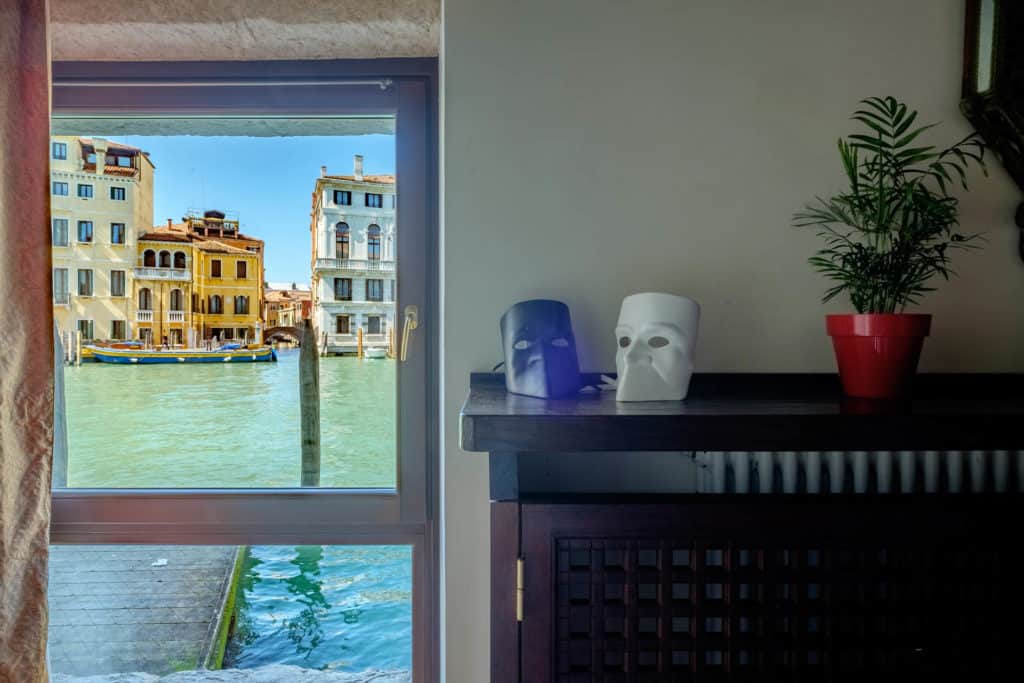 Small window with view on the canal and decorations - Ca' Mocenigo Apartment Small window with view on the canal and decorations - Ca' Mocenigo Apartment