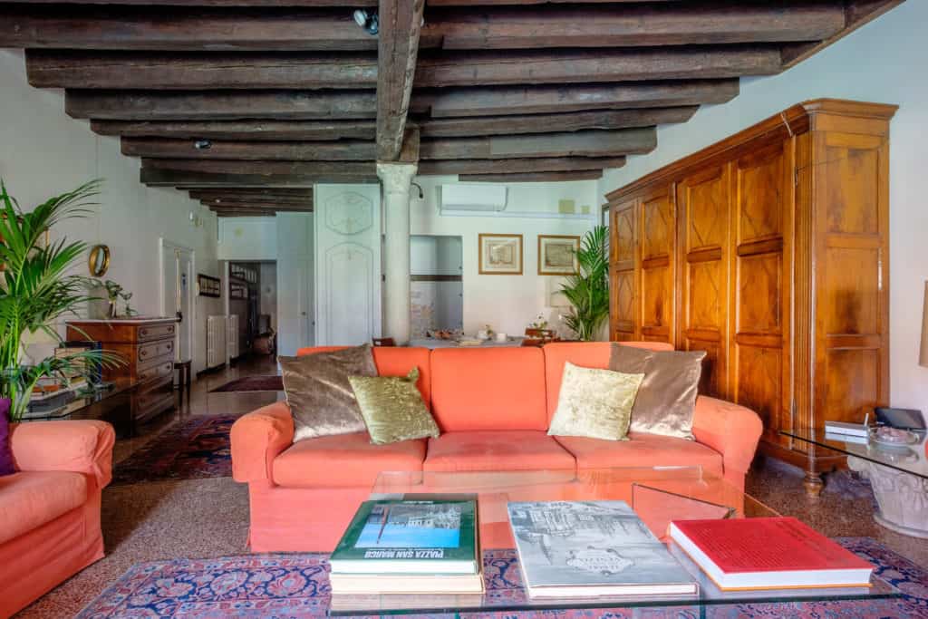 Luminous living room with vintage furnishing, colums and exposed beams - Ca' Mocenigo Apartment Luminous living room with vintage furnishing, colums and exposed beams - Ca' Mocenigo Apartment