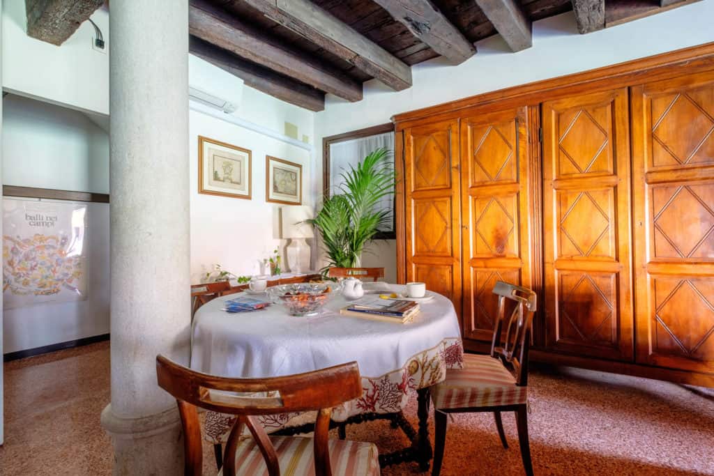 Luminous dining room with vintage furnishing and columns - Ca' Mocenigo Apartment Luminous dining room with vintage furnishing and columns - Ca' Mocenigo Apartment