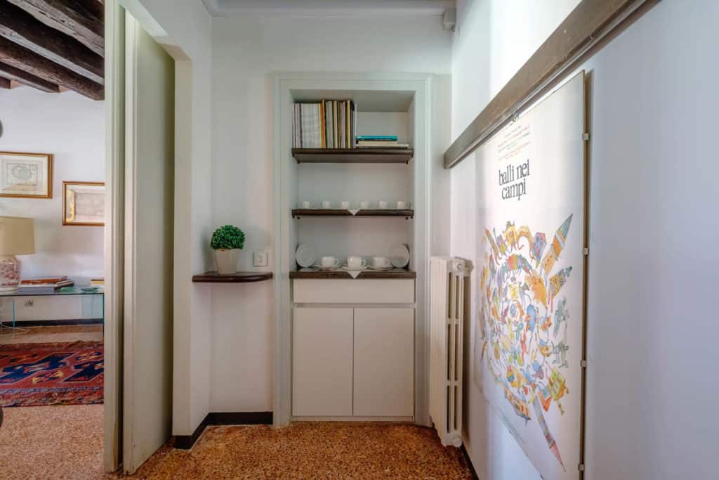 Small hallway with cabinet - Ca' Mocenigo Apartment Small hallway with cabinet - Ca' Mocenigo Apartment
