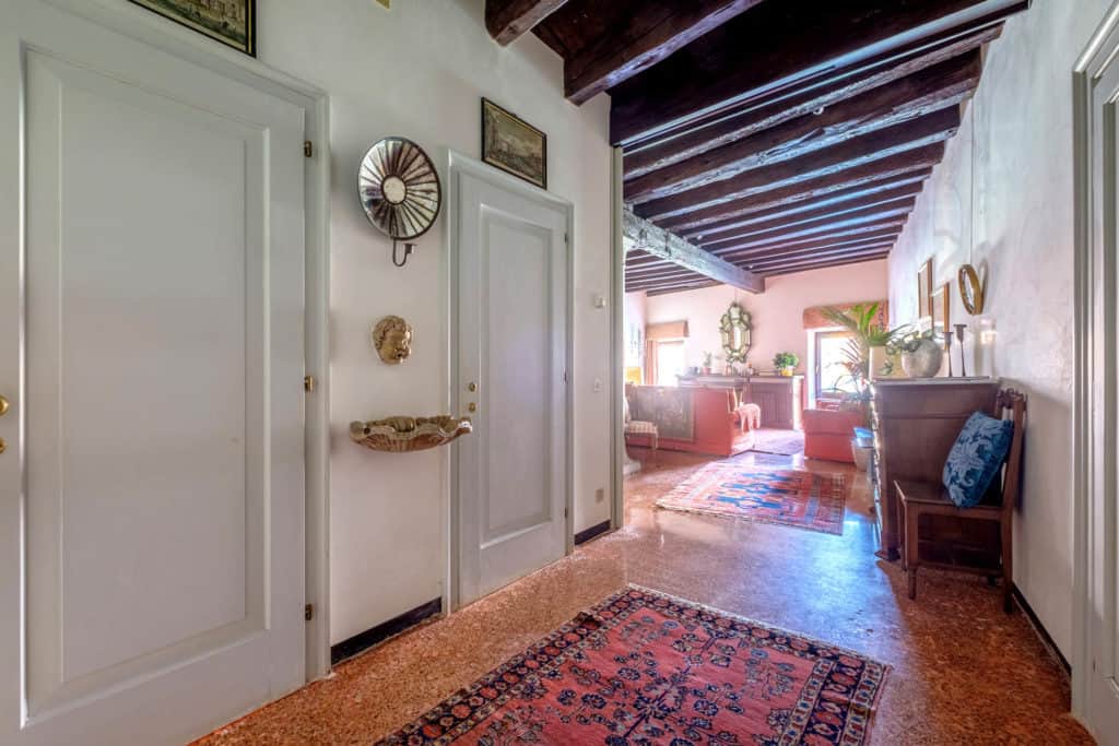 Luminous hallway and living room - Ca' Mocenigo Apartment Luminous hallway and living room - Ca' Mocenigo Apartment
