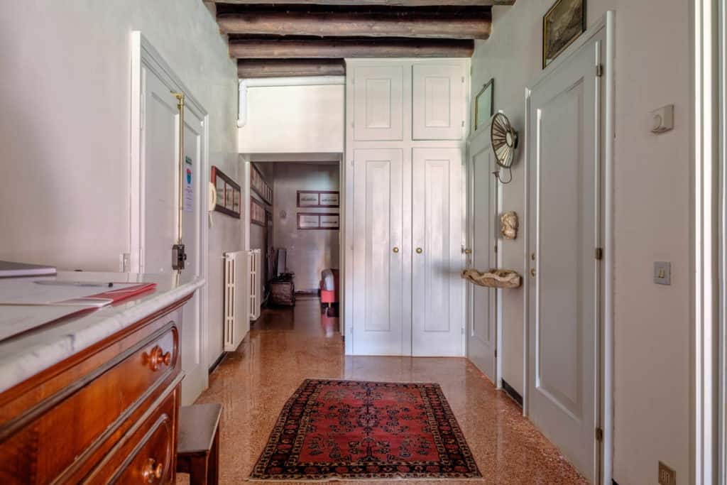 Large hallway with entrance door - Ca' Mocenigo Apartment Large hallway with entrance door - Ca' Mocenigo Apartment