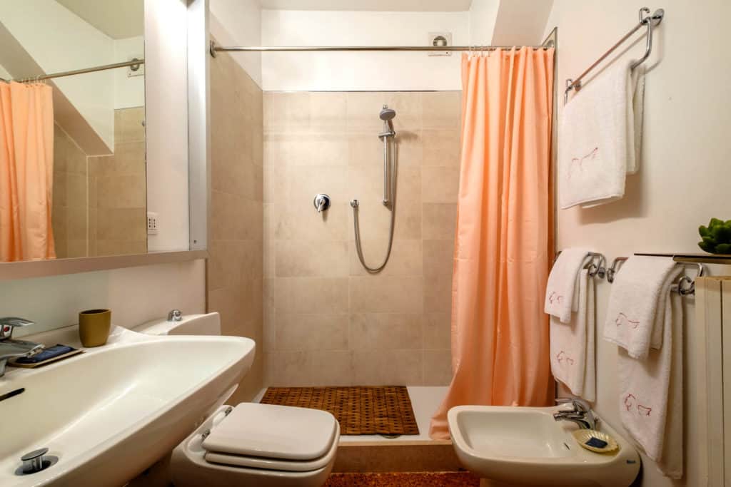 Small bathroom with large shower - Ca' Mocenigo Apartment Small bathroom with large shower - Ca' Mocenigo Apartment