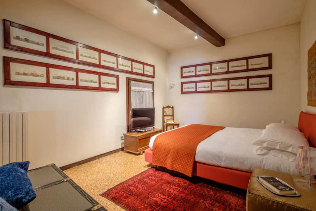Left view of the small master bedroom with vintage furnishing - Ca' Mocenigo Apartment Left view of the small master bedroom with vintage furnishing - Ca' Mocenigo Apartment