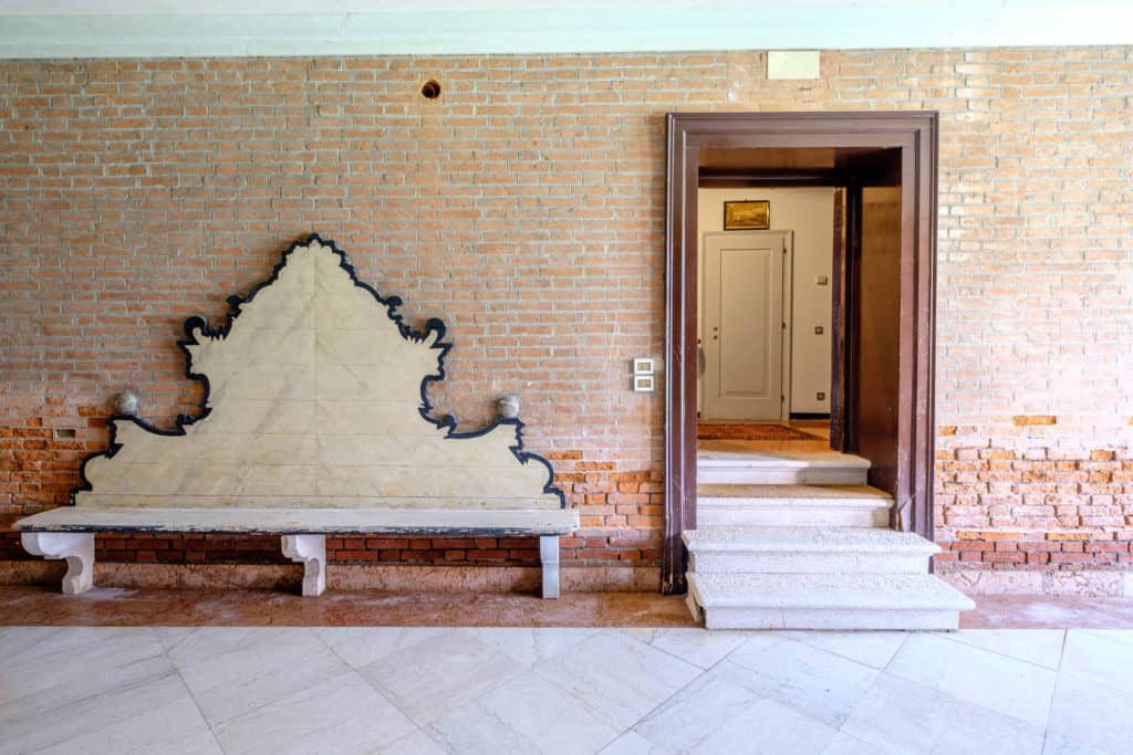 Main entrance door with antique bench - Ca' Mocenigo Apartment Main entrance door with antique bench - Ca' Mocenigo Apartment
