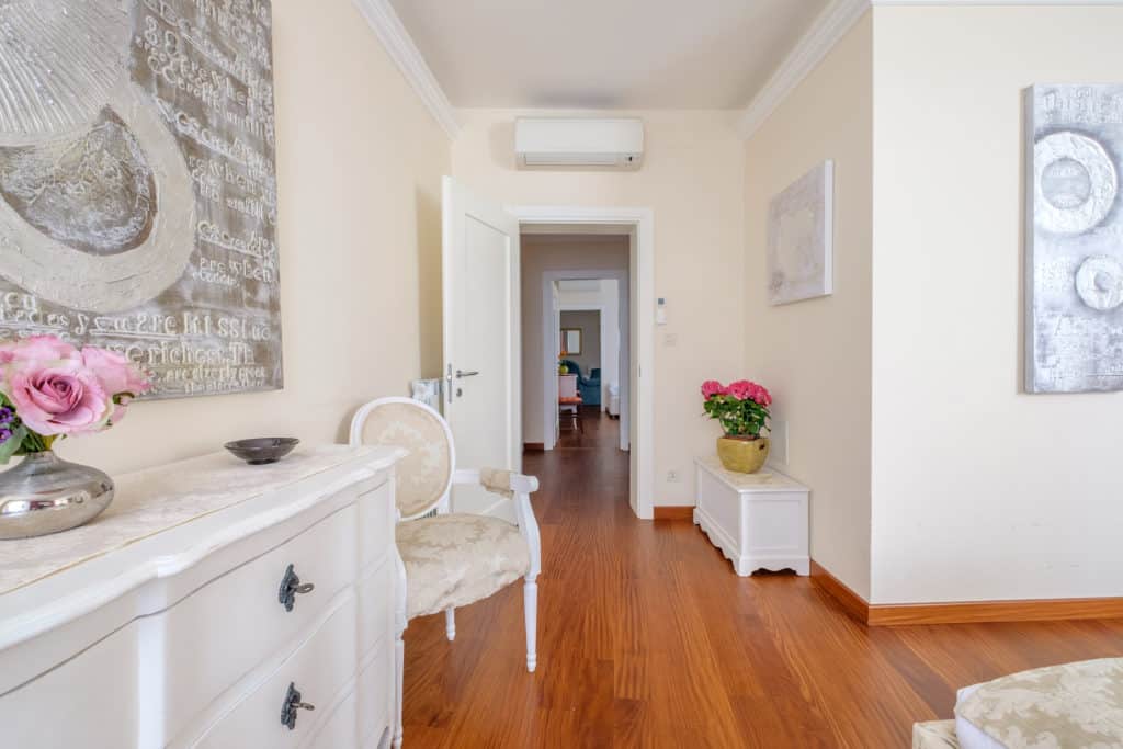 Entrance of the bedroom with vintage furnishing - Ca' Rialtina Apartment Entrance of the bedroom with vintage furnishing - Ca' Rialtina Apartment