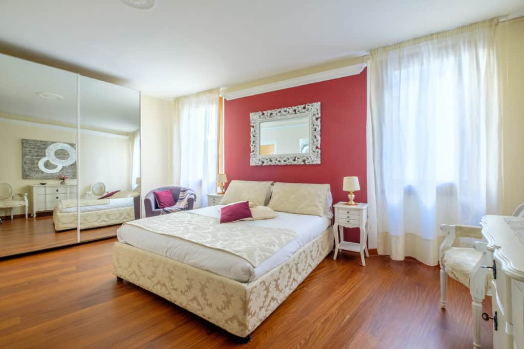 Luminous master bedroom with vintage furnishing and mirrored wardrobe - Ca' Rialtina Apartment Luminous master bedroom with vintage furnishing and mirrored wardrobe - Ca' Rialtina Apartment