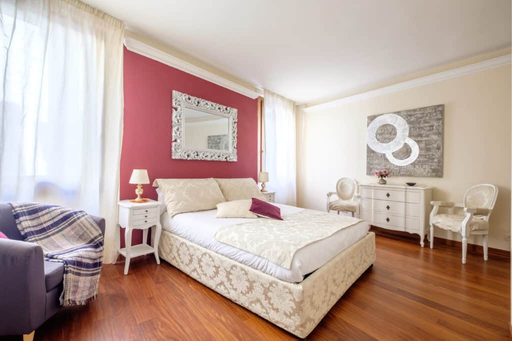 Right view of the luminous master bedroom with vintage furnishing - Ca' Rialtina Apartment Right view of the luminous master bedroom with vintage furnishing - Ca' Rialtina Apartment