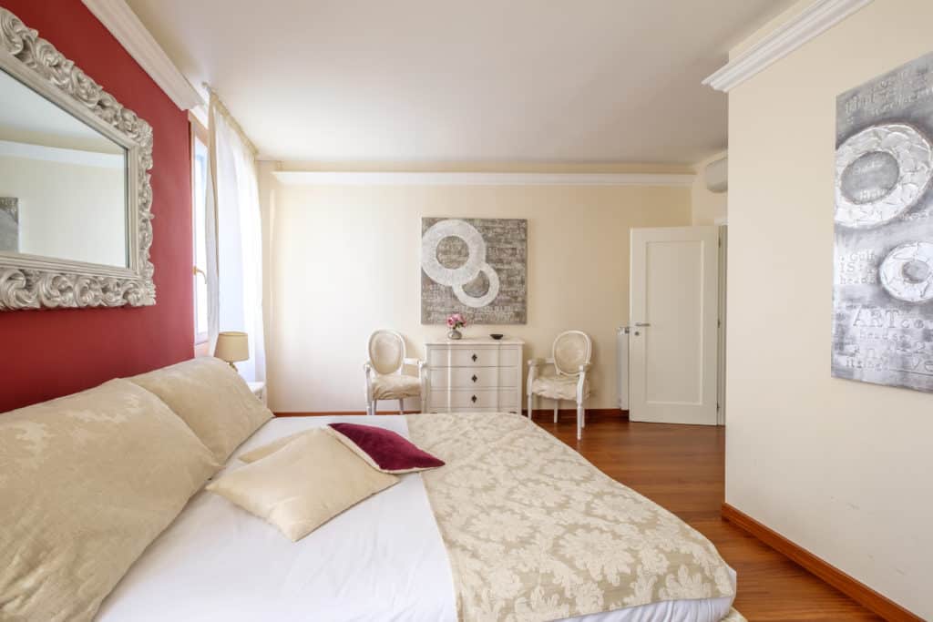 Entrance of the luminous master bedroom with vintage furnishing - Ca' Rialtina Apartment Entrance of the luminous master bedroom with vintage furnishing - Ca' Rialtina Apartment