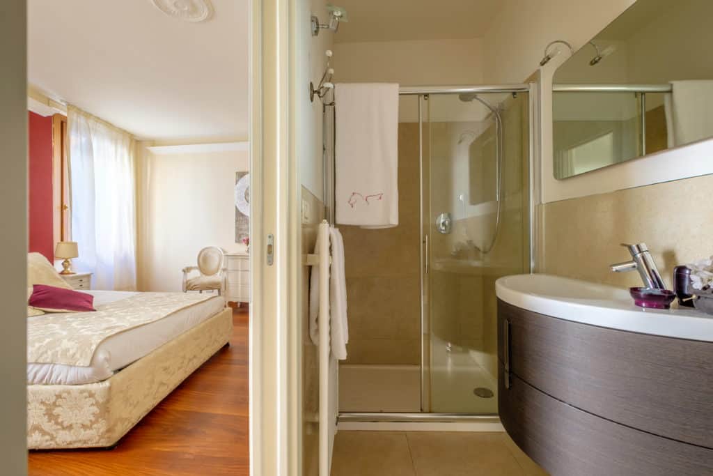 Entrance of the small bathroom of the bedroom with modern furnishing - Ca' Rialtina Apartment Entrance of the small bathroom of the bedroom with modern furnishing - Ca' Rialtina Apartment