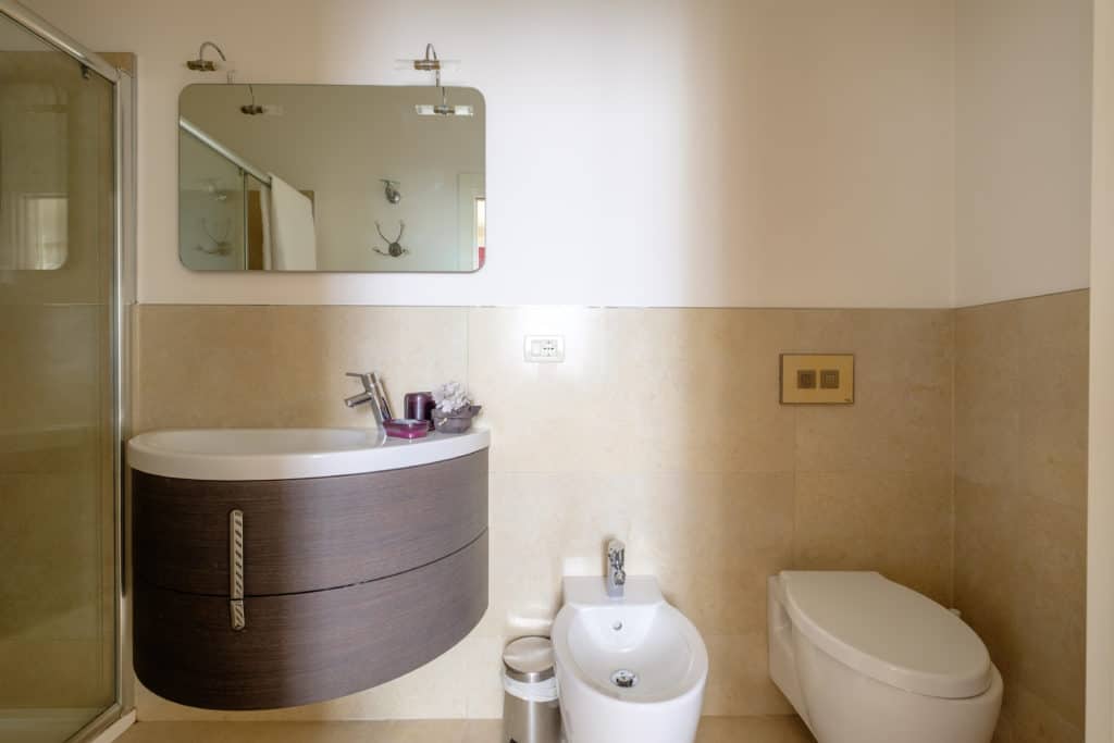 Small bathroom with modern furnishing - Ca' Rialtina Apartment Small bathroom with modern furnishing - Ca' Rialtina Apartment