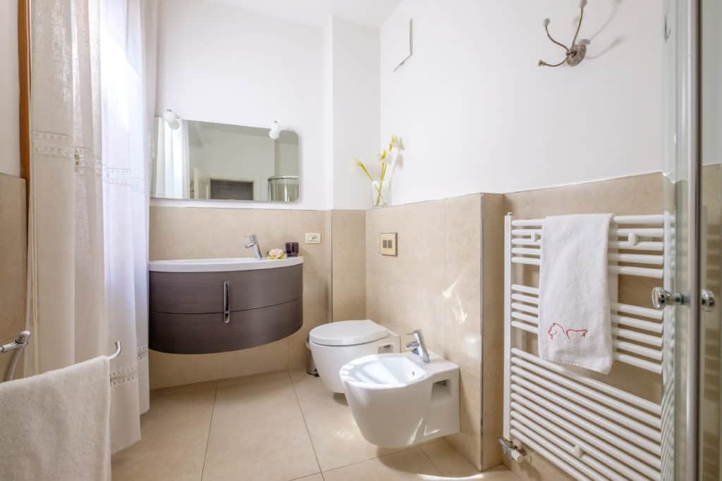 Luminous large bathroom with modern furnishing - Ca' Rialtina Apartment Luminous large bathroom with modern furnishing - Ca' Rialtina Apartment