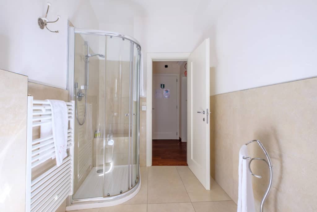 Entrance of the luminous large bathroom with modern furnishing and large shower - Ca' Rialtina Apartment Entrance of the luminous large bathroom with modern furnishing and large shower - Ca' Rialtina Apartment