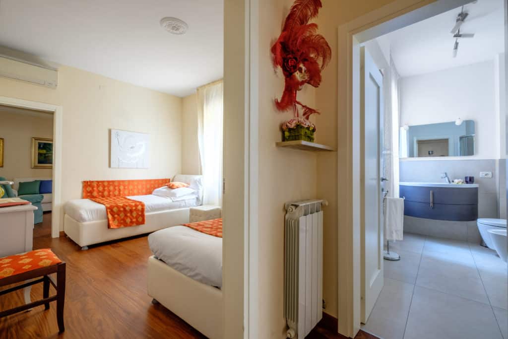 Large double bedroom and bathroom - Ca' Rialtina Apartment Large double bedroom and bathroom - Ca' Rialtina Apartment