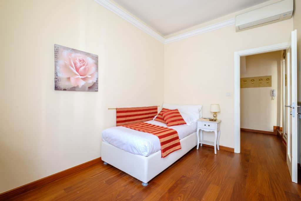 Entrance of the small single bedroom with vintage furnishing - Ca' Rialtina Apartment Entrance of the small single bedroom with vintage furnishing - Ca' Rialtina Apartment