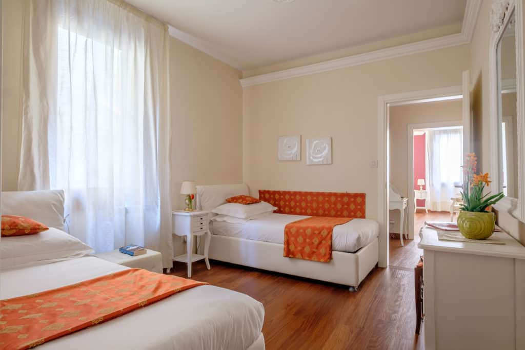 Right view and entrance of the luminous large double bedroom - Ca' Rialtina Apartment Right view and entrance of the luminous large double bedroom - Ca' Rialtina Apartment