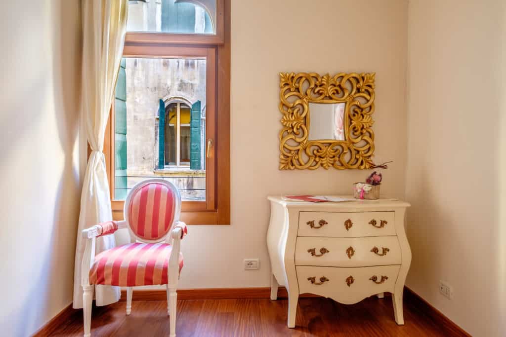 Vintage armchair and cabinet - Ca' Rialtina Apartment Vintage armchair and cabinet - Ca' Rialtina Apartment