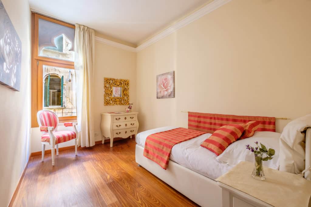 Right view of the small single bedroom with vintage furnishing - Ca' Rialtina Apartment Right view of the small single bedroom with vintage furnishing - Ca' Rialtina Apartment