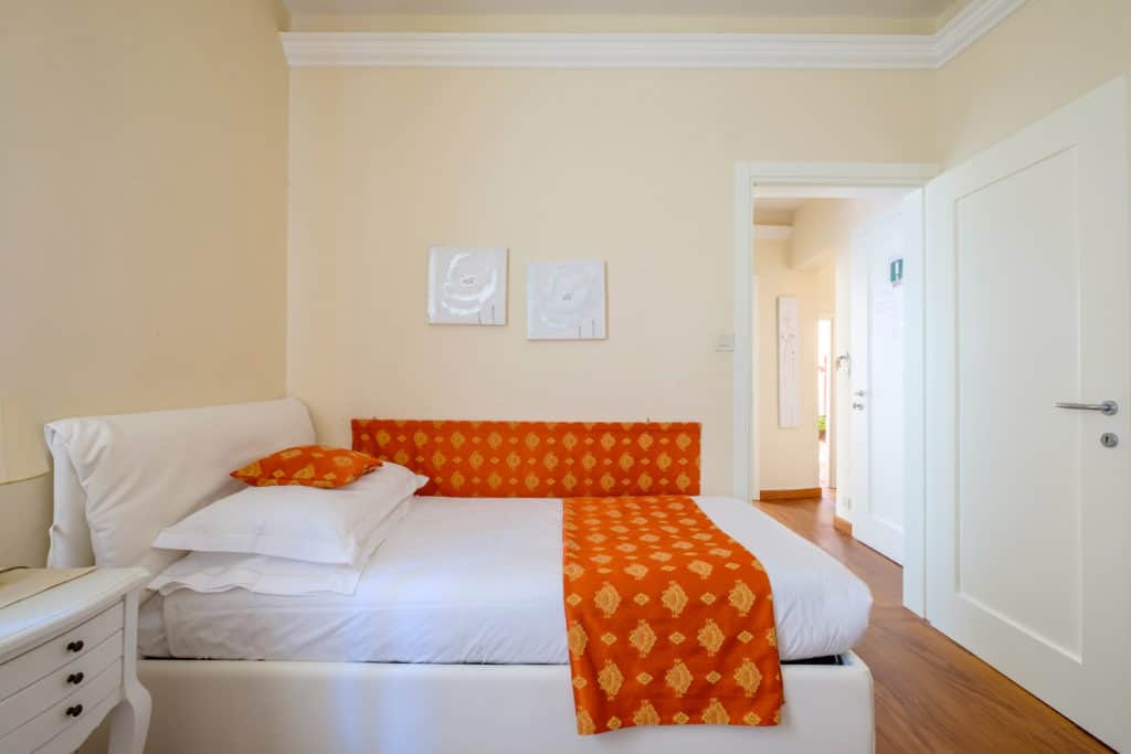 Right view of the luminous large double bedroom - Ca' Rialtina Apartment Right view of the luminous large double bedroom - Ca' Rialtina Apartment