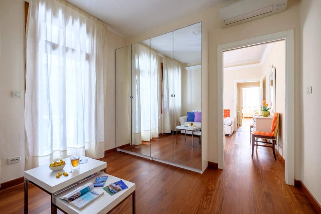 Right view of the small living room with large window and wardrobe - Ca' Rialtina Apartment Right view of the small living room with large window and wardrobe - Ca' Rialtina Apartment