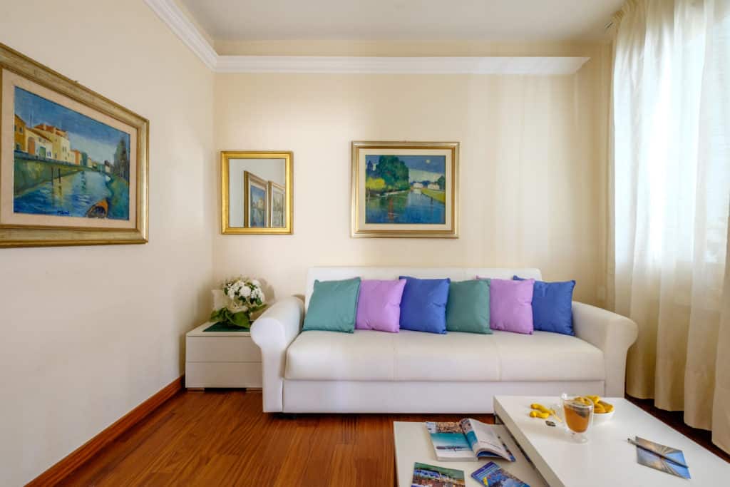 Small living room with large window - Ca' Rialtina Apartment Small living room with large window - Ca' Rialtina Apartment