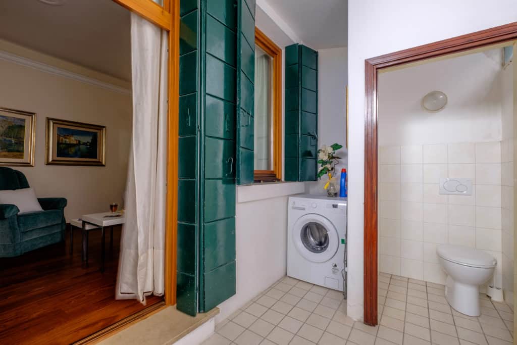 Laundry room with small bathroom - Ca' Rialtina Apartment Laundry room with small bathroom - Ca' Rialtina Apartment